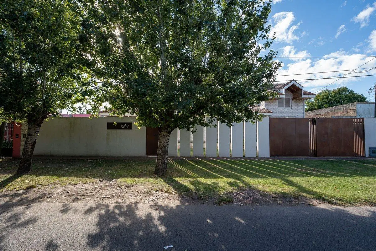 CASA EN VENTA GONNET 3 DORMITORIOS PARQUE Y PILETA 4