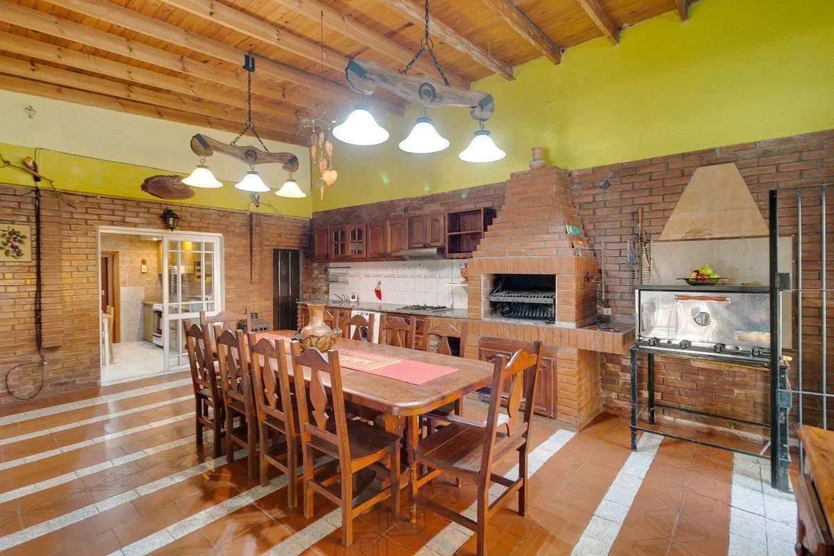 CASA EN VENTA LA PLATA 3 DORMITORIOS COCHERA 3
