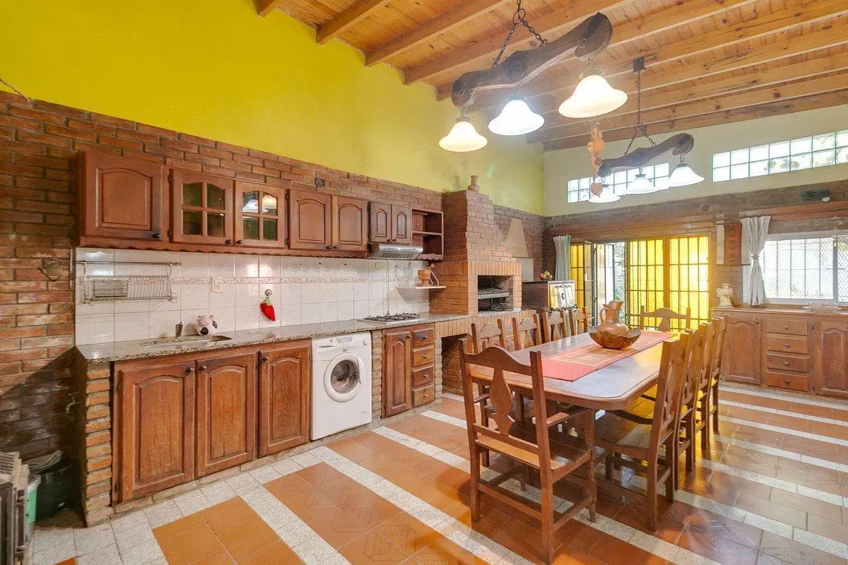 CASA EN VENTA LA PLATA 3 DORMITORIOS COCHERA 2