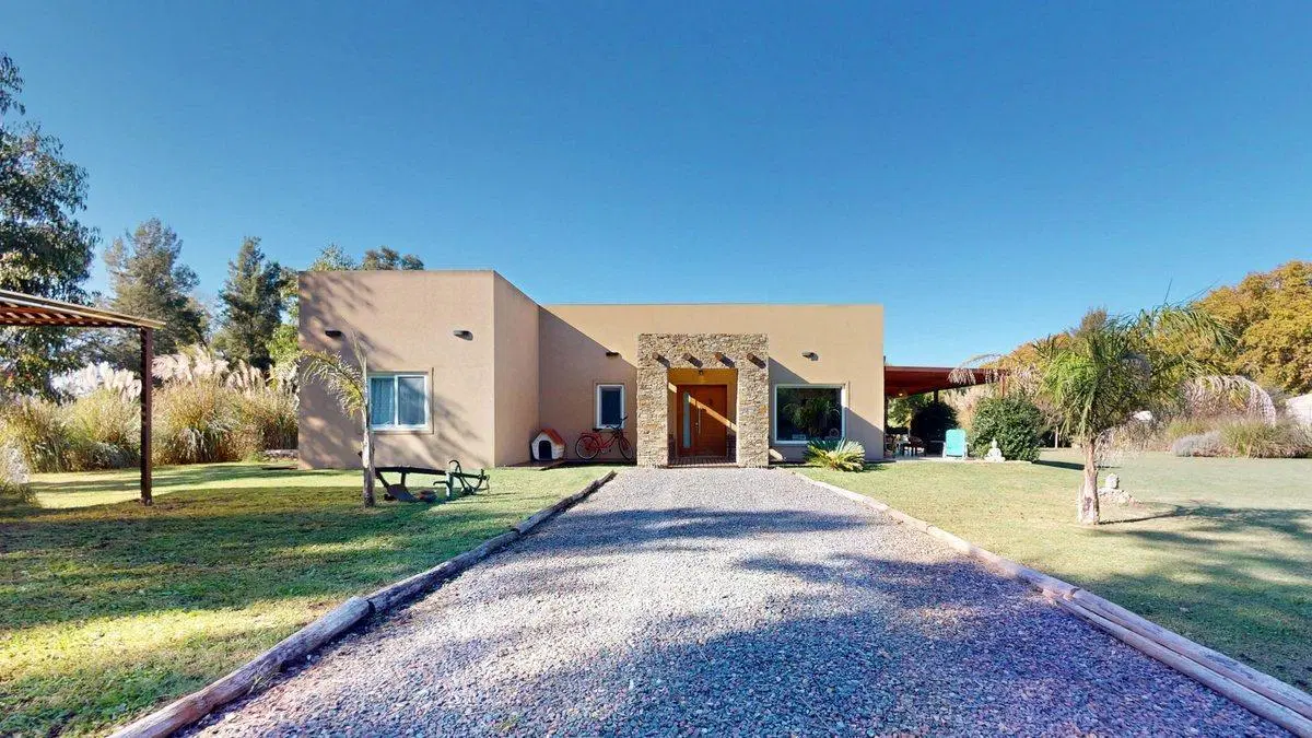 CASA A LA VENTA EN BARRIO LAS MALVINAS II 2