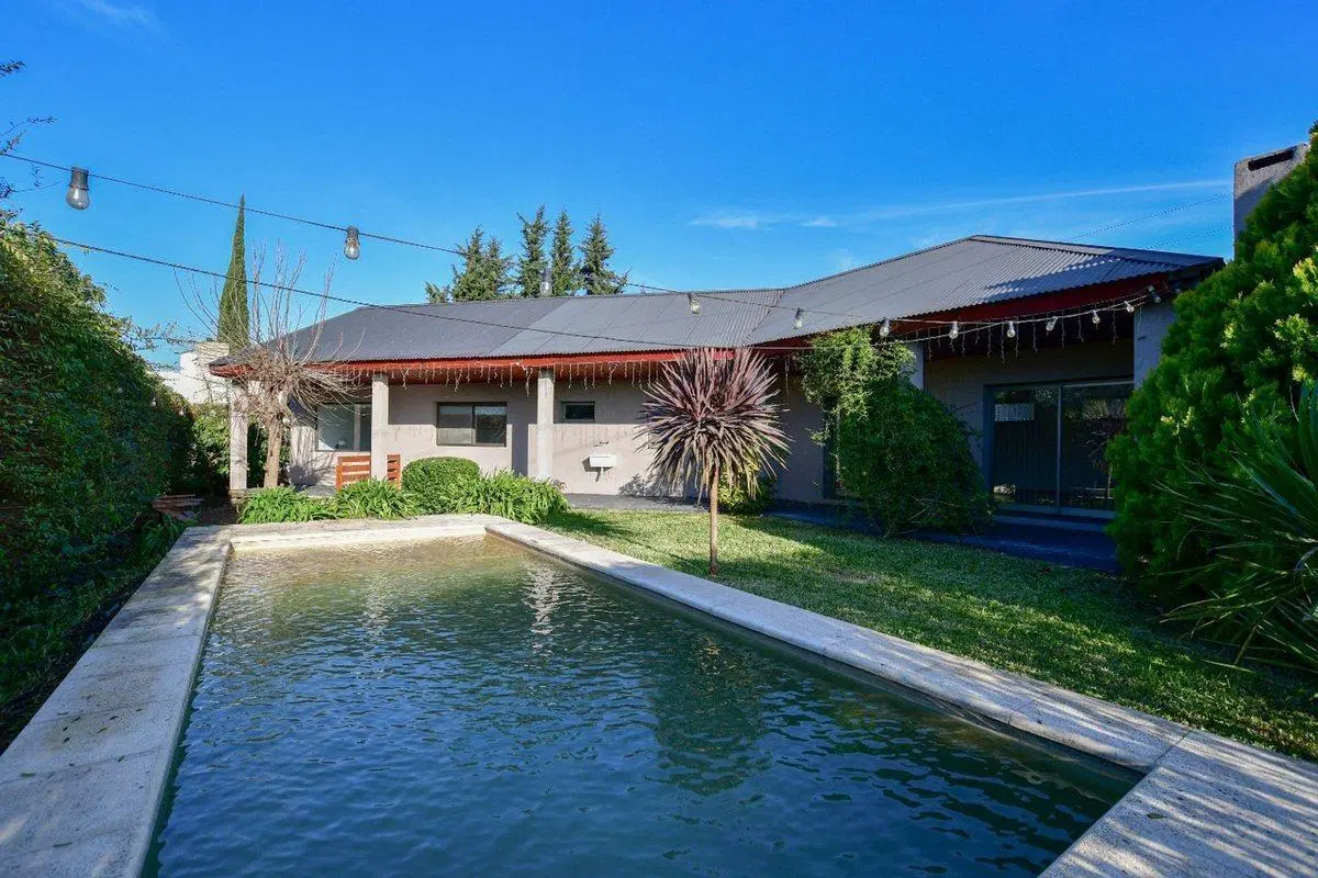 CASA EN VENTA LA PLATA ETCHEVERRY 3 DORMITORIOS 5