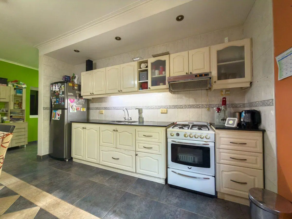 CASA EN VENTA LA PLATA 2 DORMITORIOS Y PARQUE 4