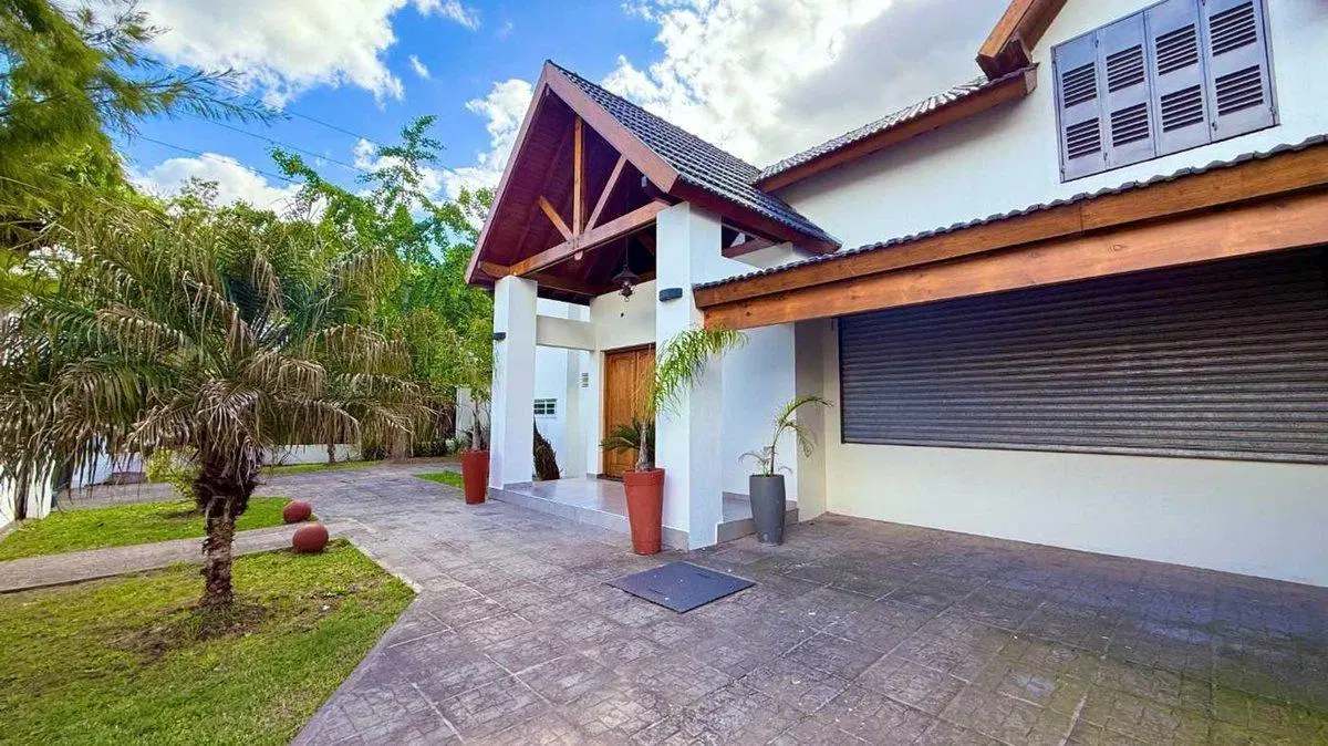 CASA EN VENTA GONNET 3 DORMITORIOS PILETA 2