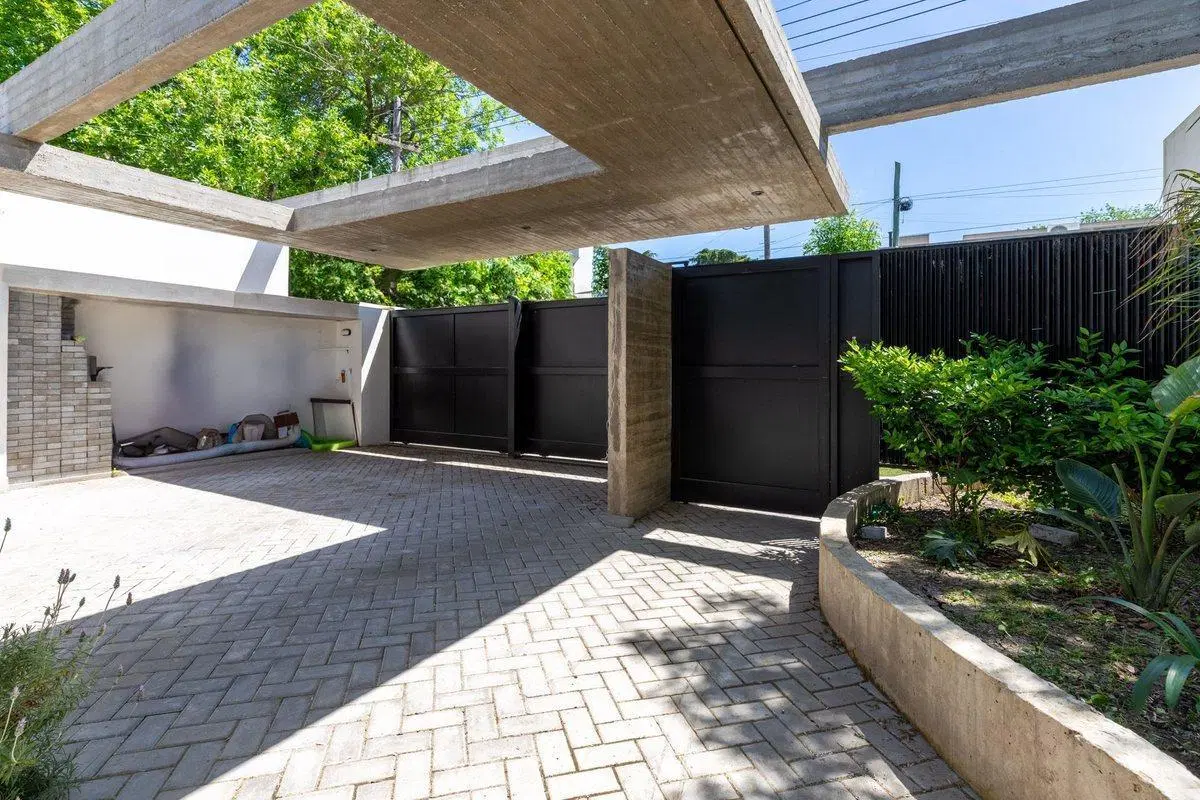 CASA EN VENTA GONNET 3 DORMITORIOS ENTRE CAMINOS 2