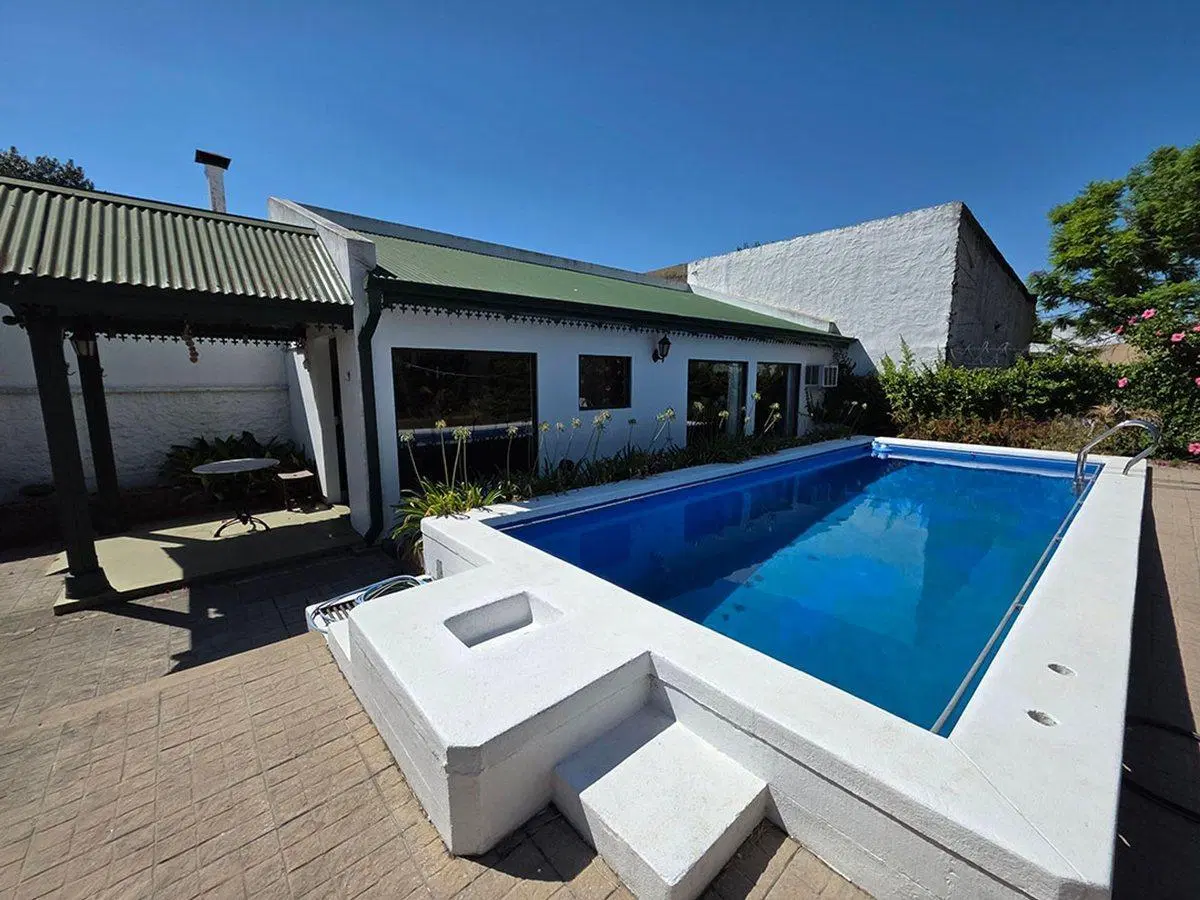 CASA EN VENTA LOS HORNOS 4 DORMITORIOS 2