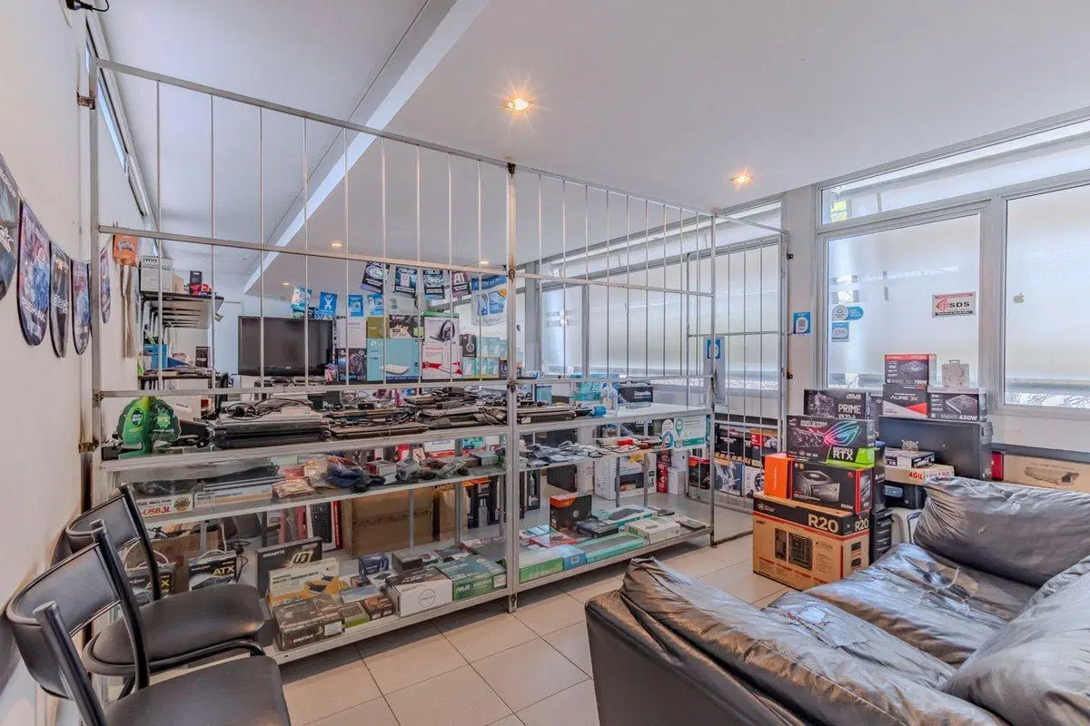 Local en venta en La Plata con cochera 4