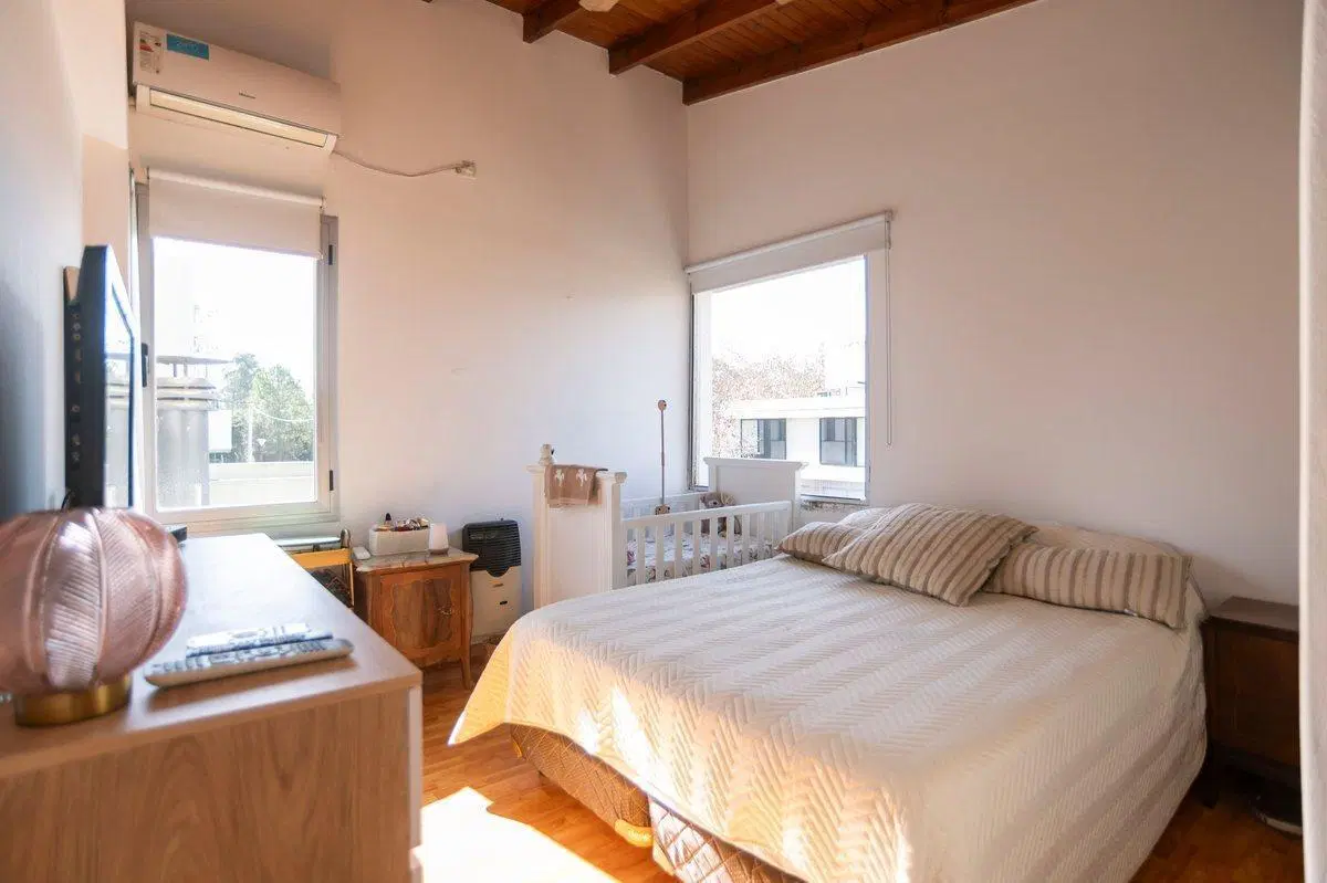 CASA EN VENTA  EN CITY BELL 3 DORMITORIOS 5