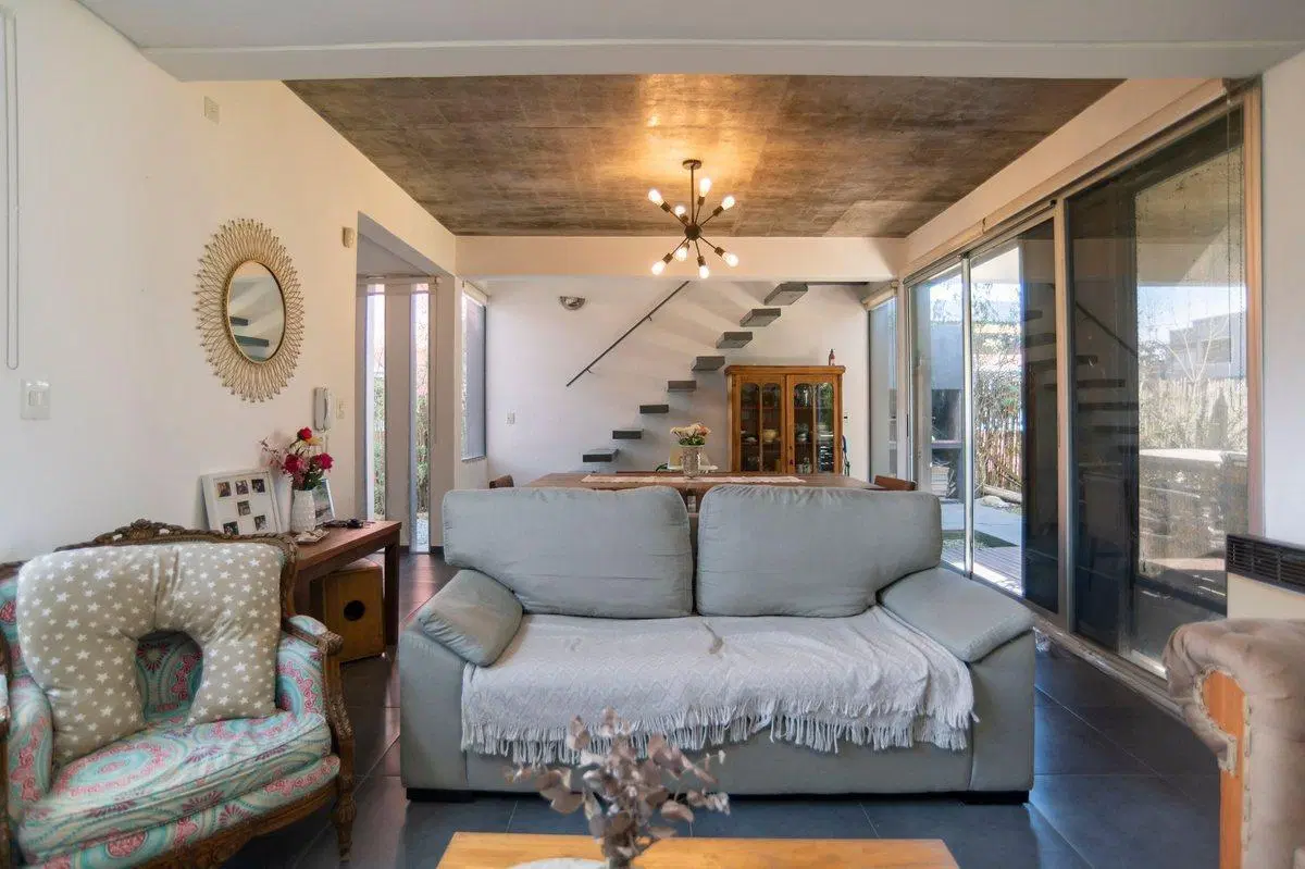 CASA EN VENTA  EN CITY BELL 3 DORMITORIOS 8