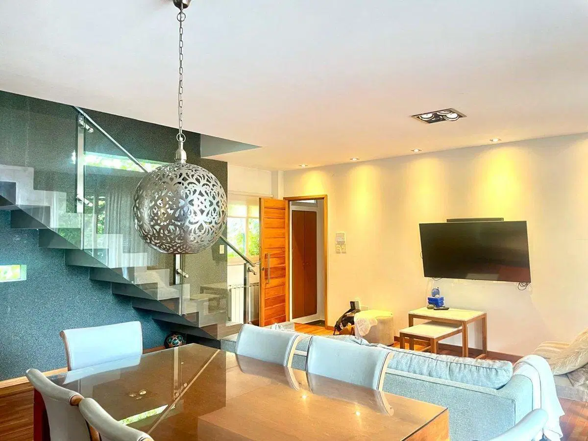 CASA EN VENTA LA PLATA 3 DORMITORIOS COCHERA 3
