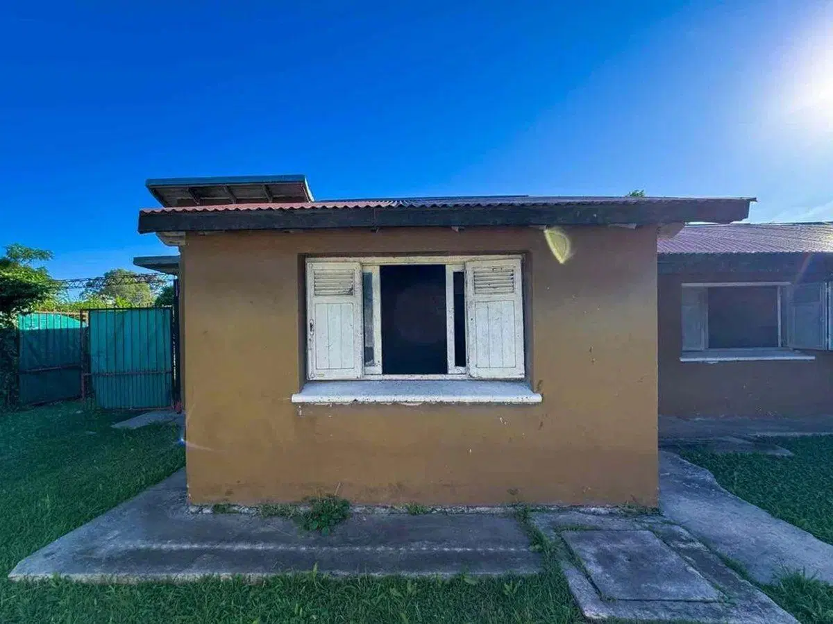 CASA EN VENTA BERISSO A RECICLAR CON PARQUE 2