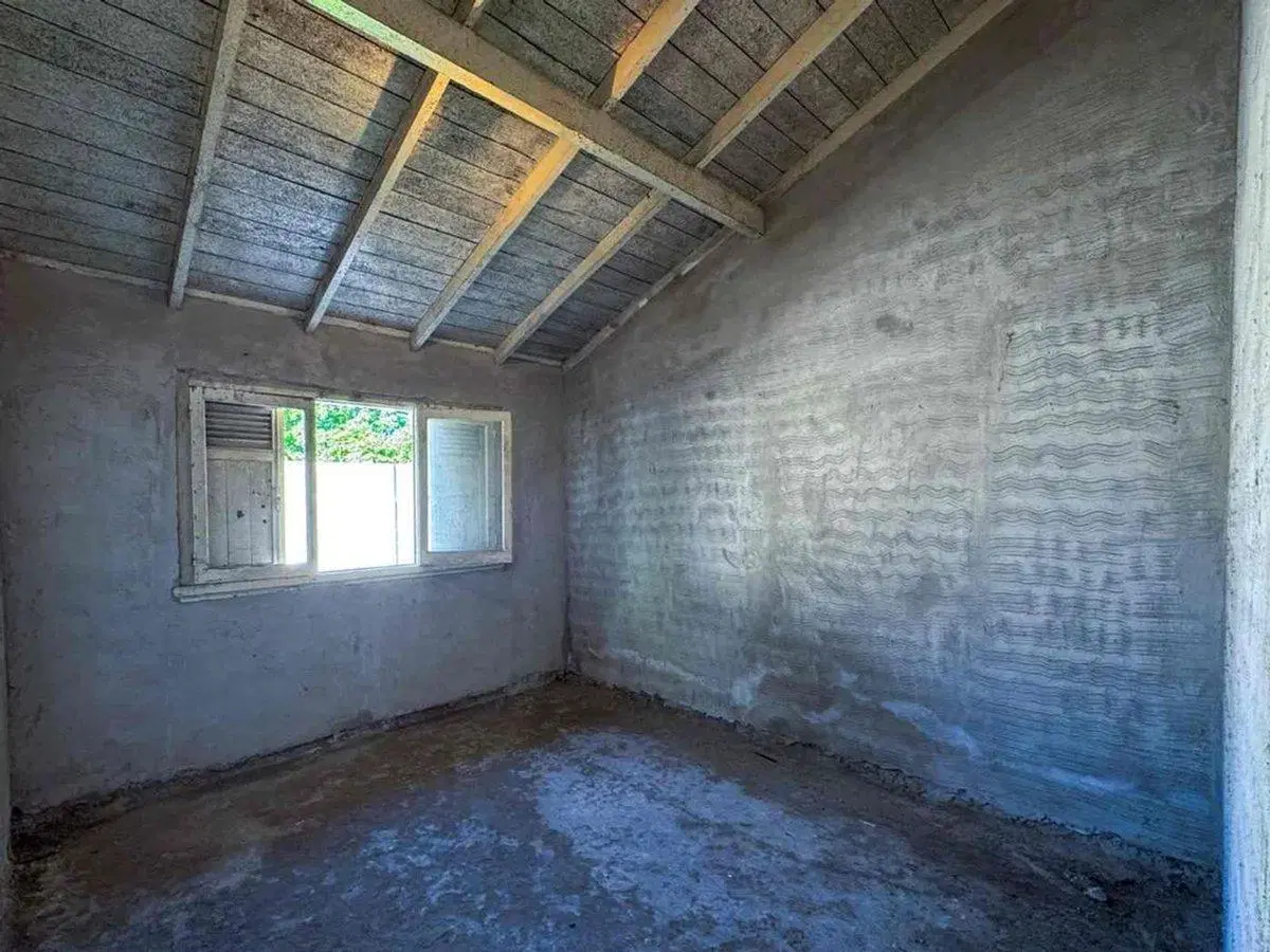 CASA EN VENTA BERISSO A RECICLAR CON PARQUE 8