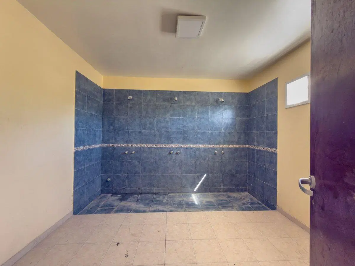 Galpón Venta La Plata con oficina y departamento. 3