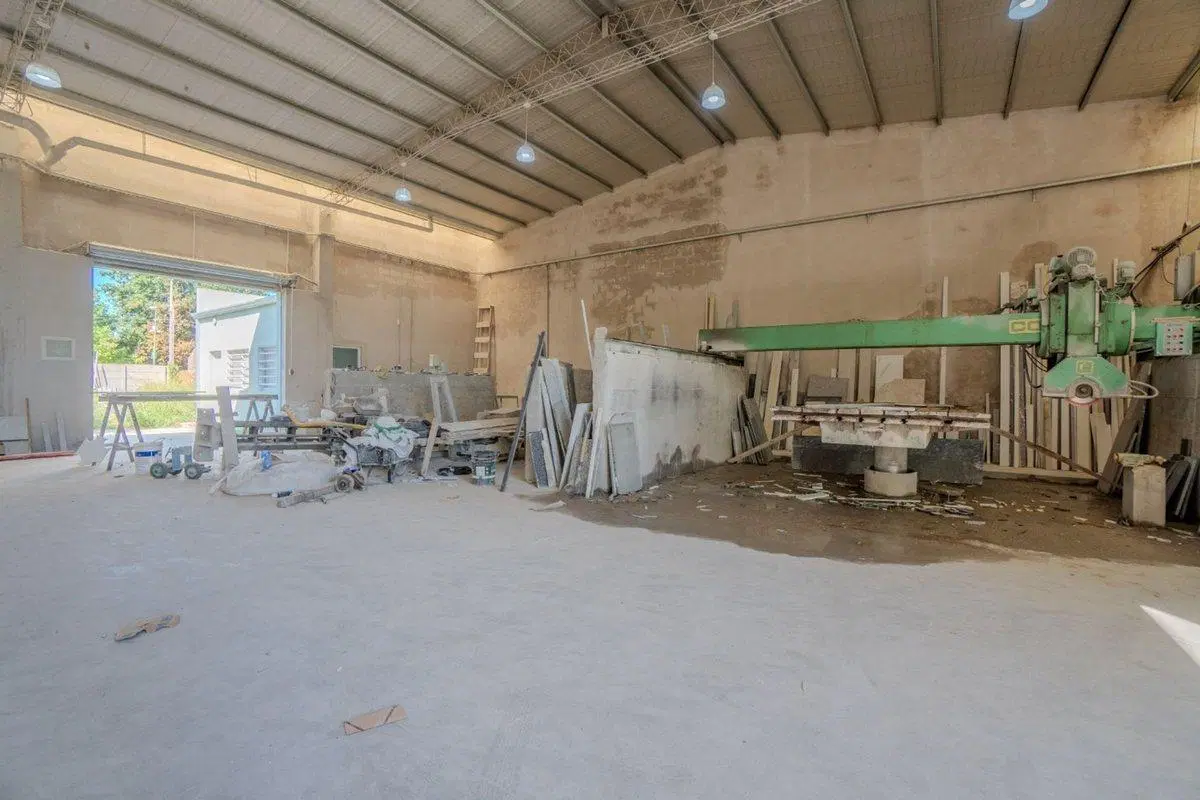 Galpón Venta La Plata con oficina y departamento. 4