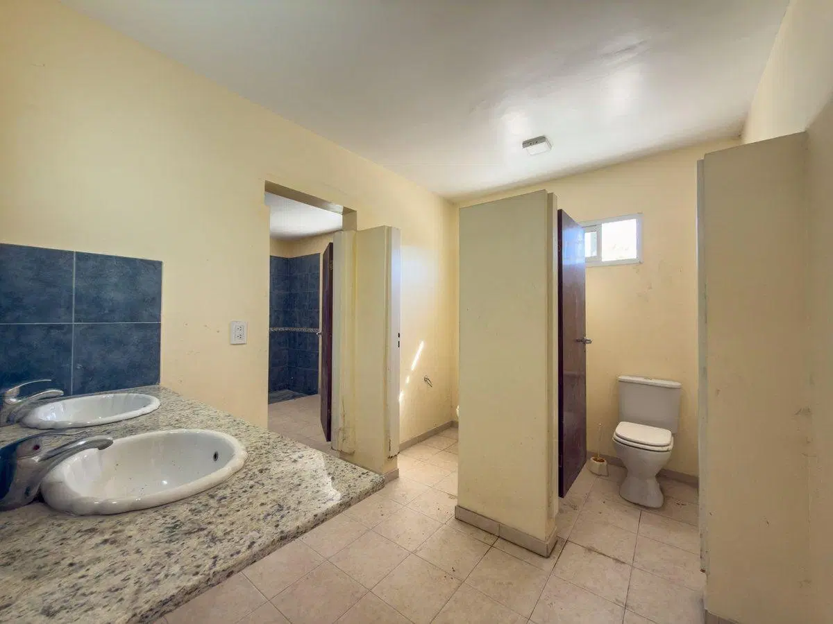 Galpón Venta La Plata con oficina y departamento. 5