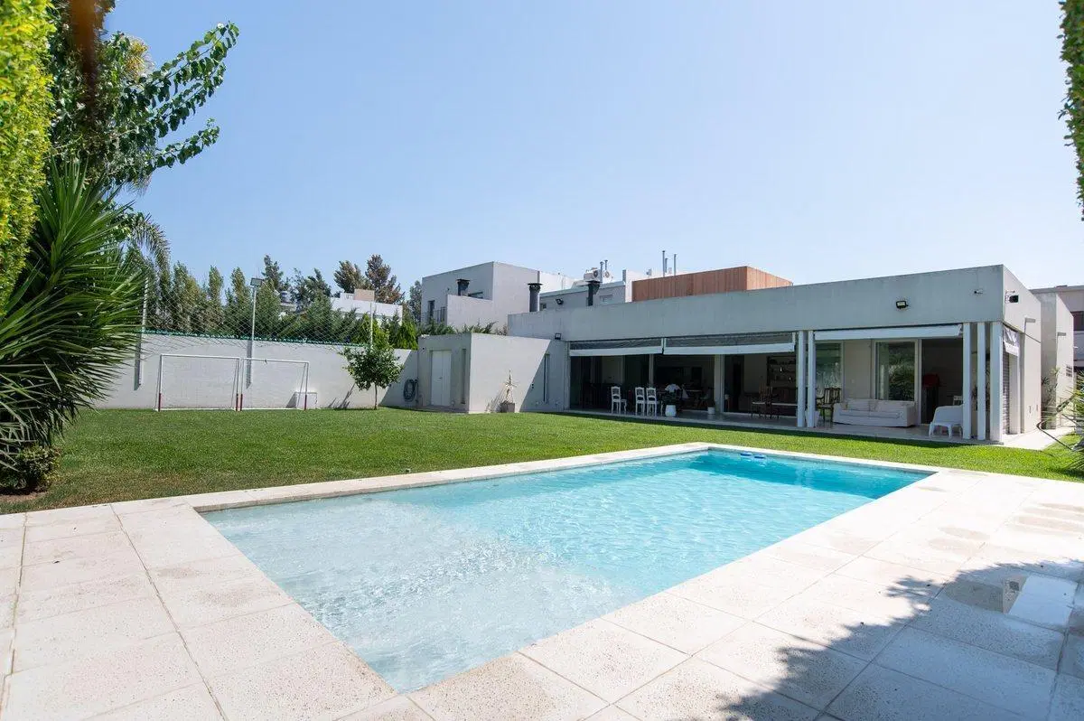 Casa en Venta  Gonnet 4 dormitorios y pileta 5