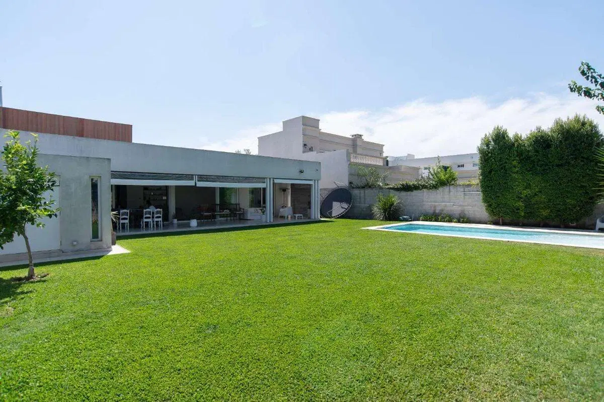 Casa en Venta  Gonnet 4 dormitorios y pileta 4