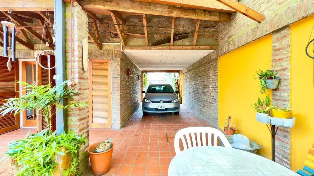 CASA EN VENTA EN CITY BELL 3 DORMITORIOS 4