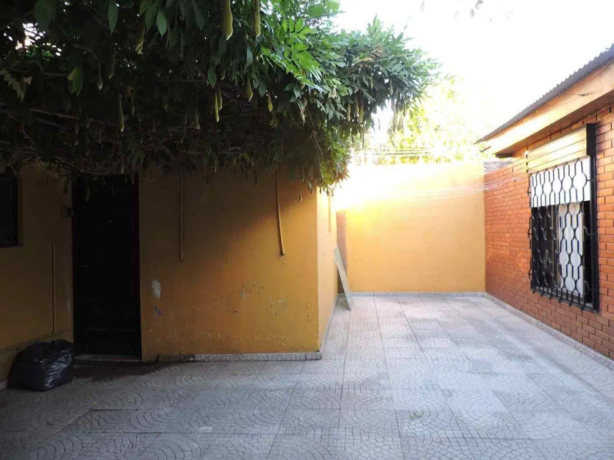 DOS CASAS EN VENTA LA PLATA CON PATIO Y COCHERA 2