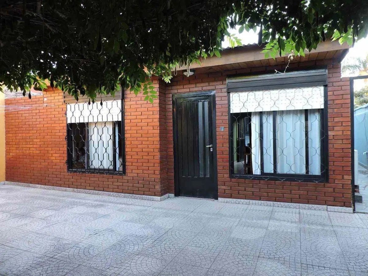DOS CASAS EN VENTA LA PLATA CON PATIO Y COCHERA 3
