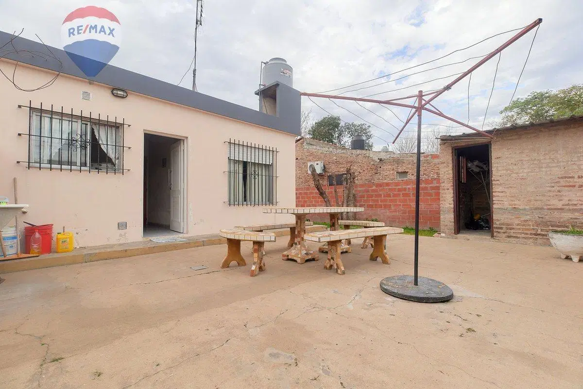 CASA EN VENTA BERAZATEGUI 2 DORMITORIOS PARQUE 3