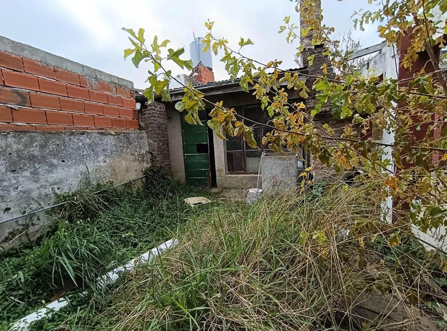 CASA EN VENTA EN BERISSO A RECICLAR 7