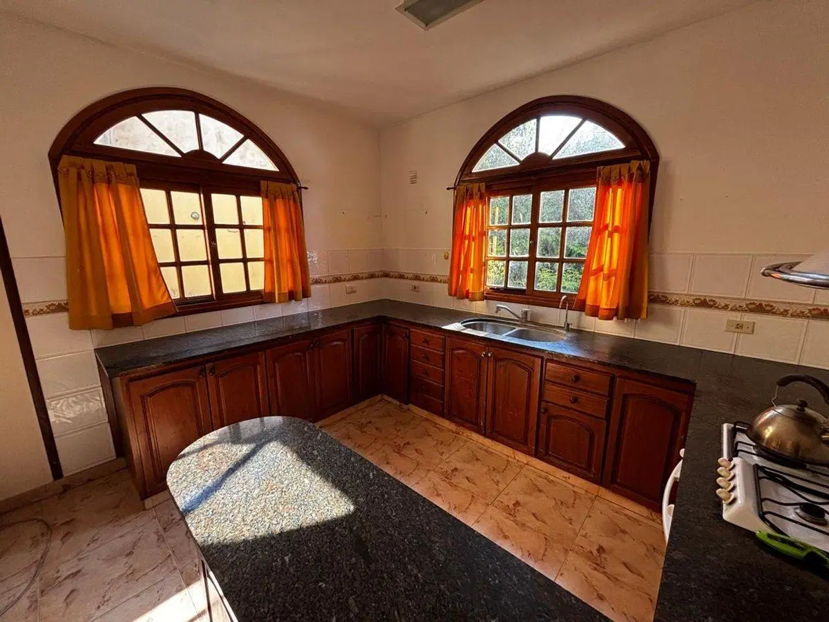 CASA EN VENTA GONNET 4 DORMITORIOS GARAGE 3