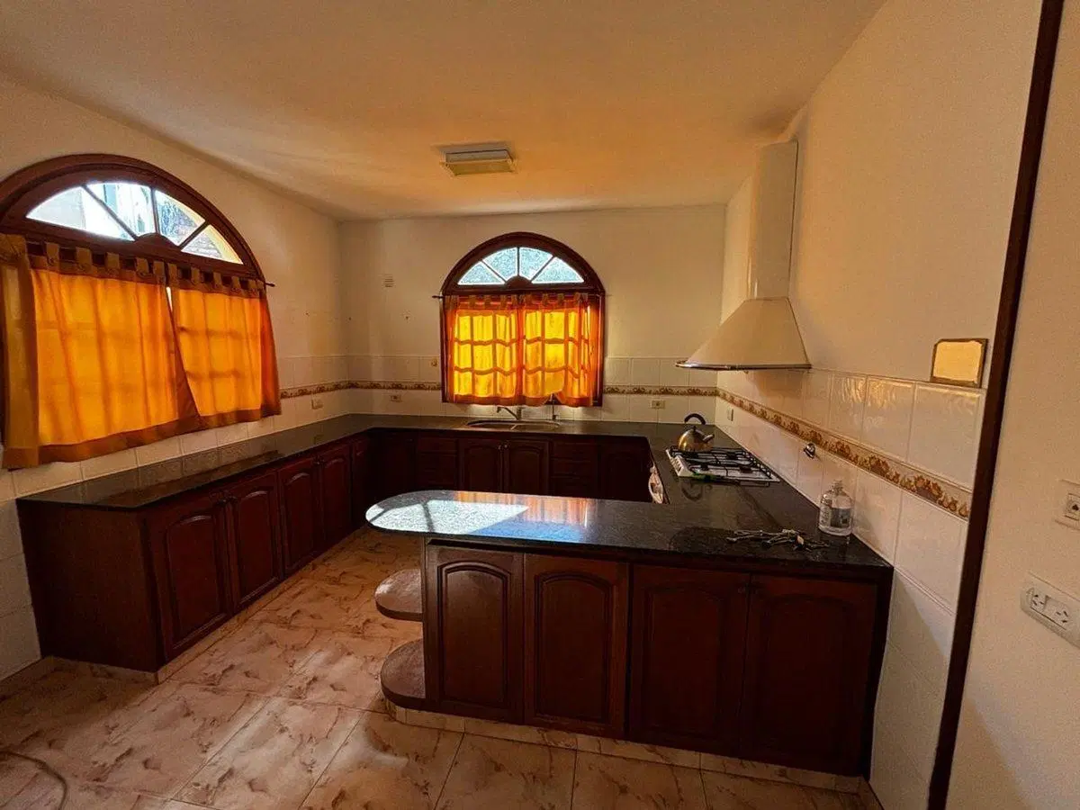 CASA EN VENTA GONNET 4 DORMITORIOS GARAGE 8