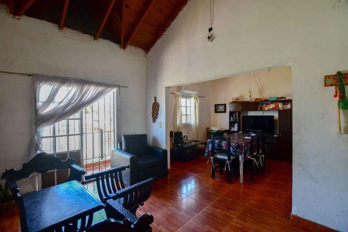 CASA EN VENTA HERNANDEZ 4 DORMITORIOS MAS LOCAL 2