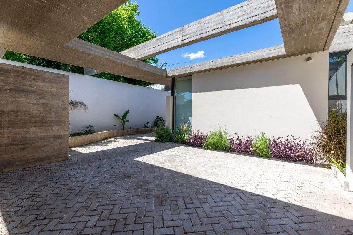 CASA EN VENTA GONNET 3 DORMITORIOS ENTRE CAMINOS 2