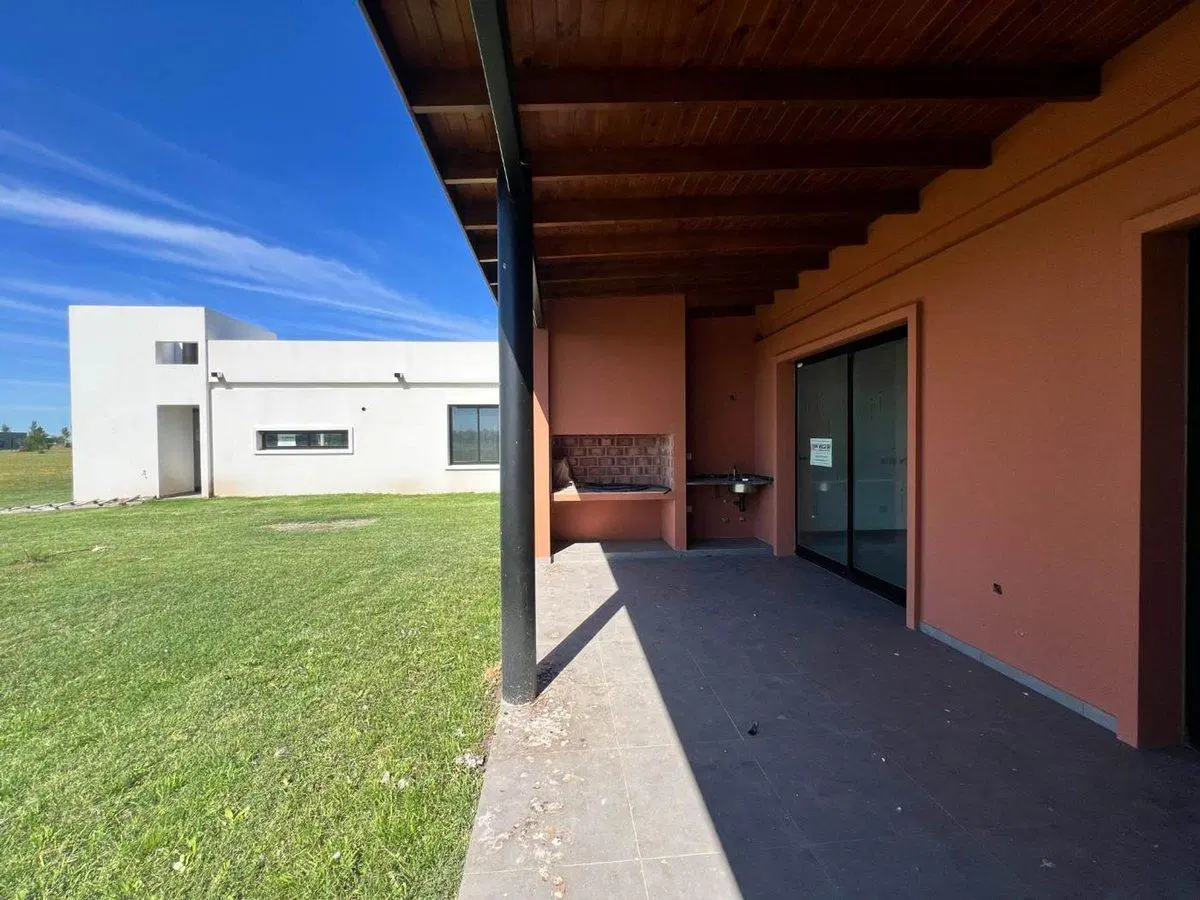CASA EN VENTA LOBOS 3 DORMITORIOS LA FEDERALA 5
