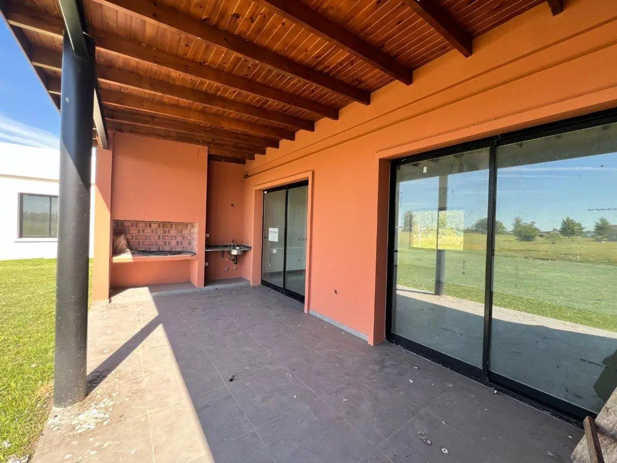 CASA EN VENTA LOBOS 3 DORMITORIOS LA FEDERALA 2