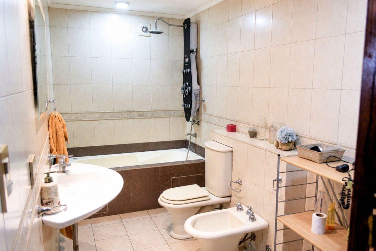 Foto de CASA VENTA LOS HORNOS 6 DORMITORIOS PILETA, imagen 3