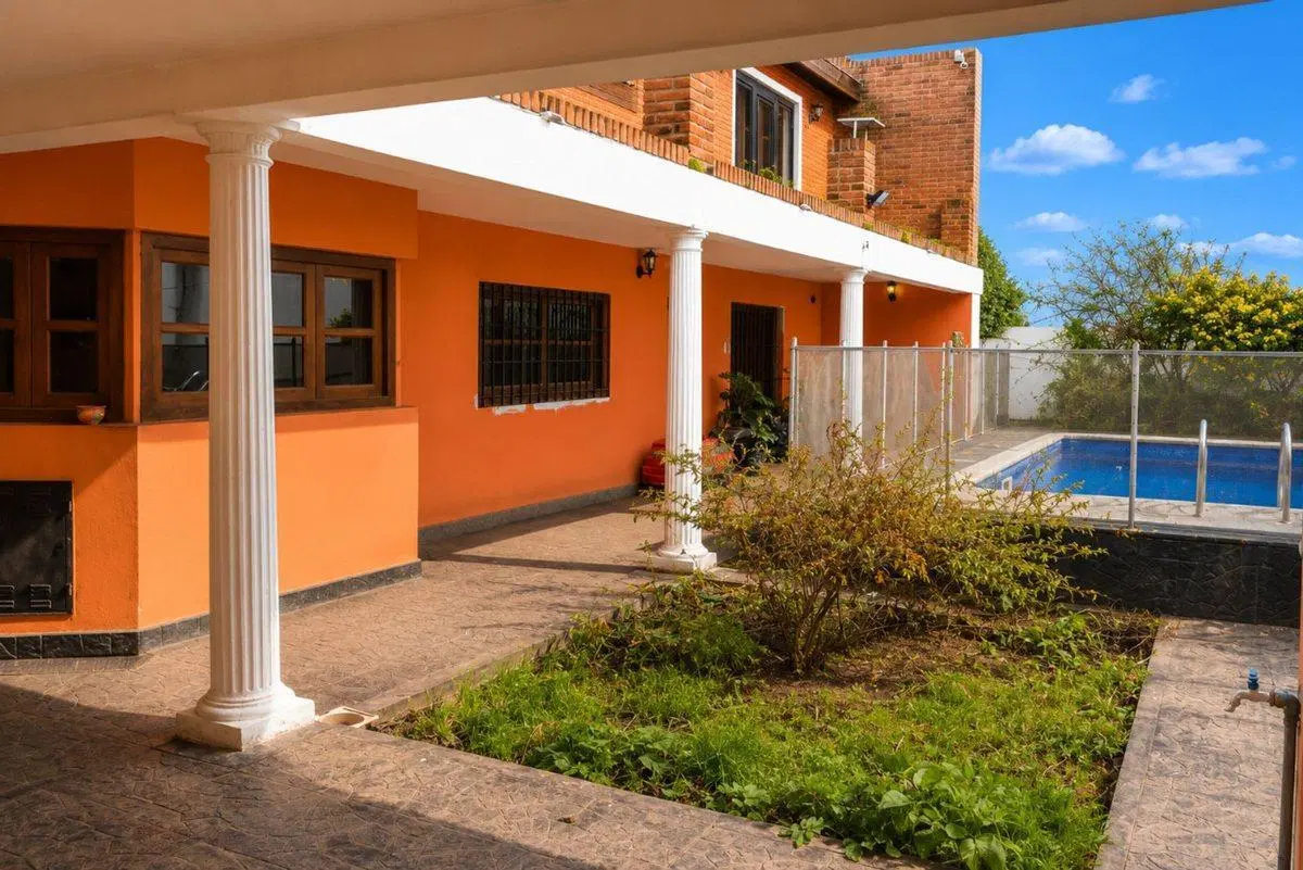 CASA VENTA LOS HORNOS 6 DORMITORIOS PILETA 8