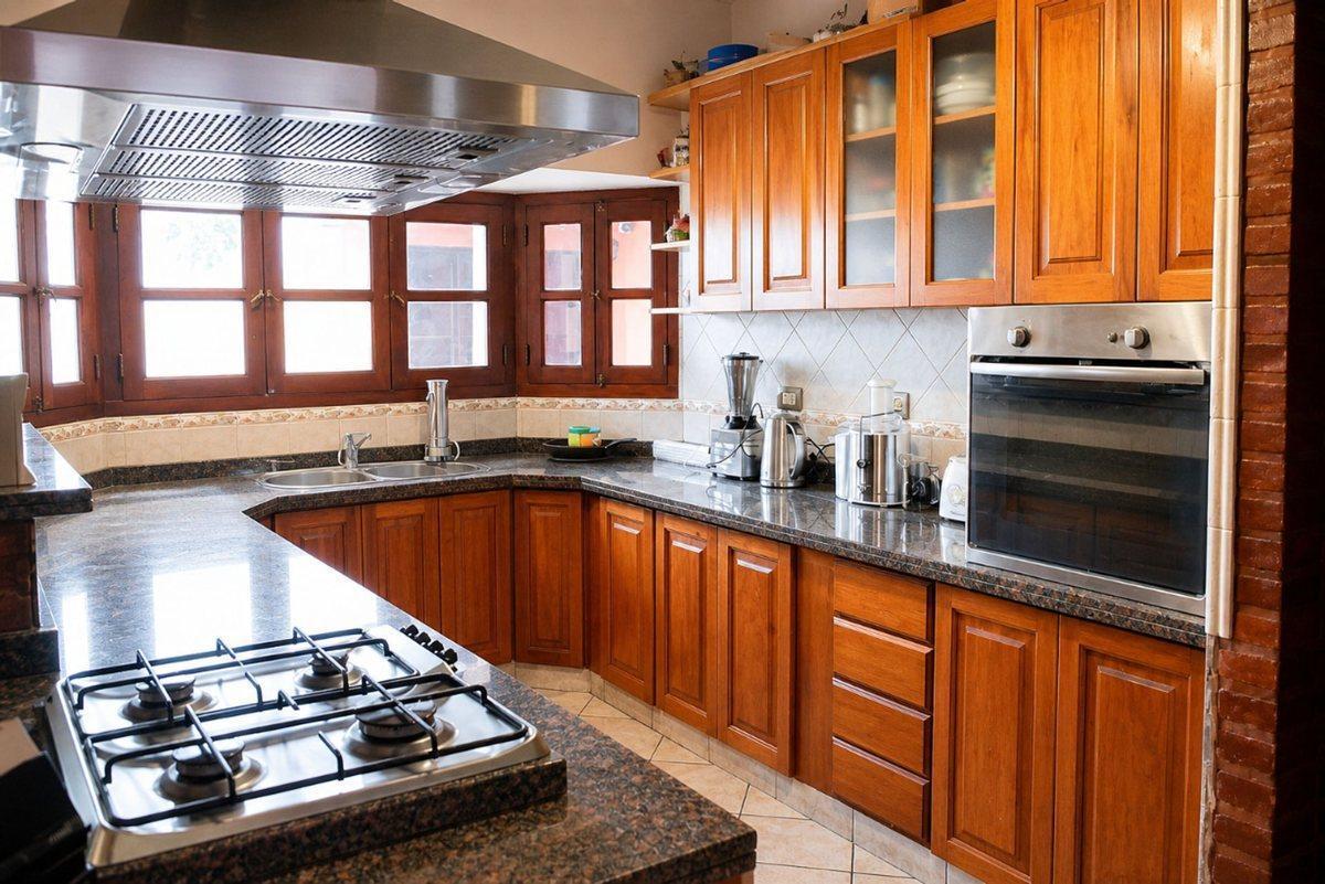 Foto de CASA VENTA LOS HORNOS 6 DORMITORIOS PILETA, imagen 2