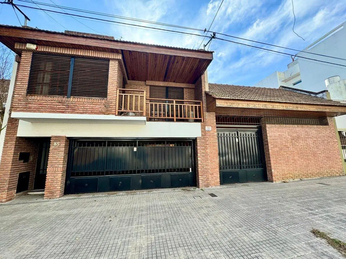 CASA VENTA LA PLATA 4 DORMITORIOS QUINCHO PILETA 3