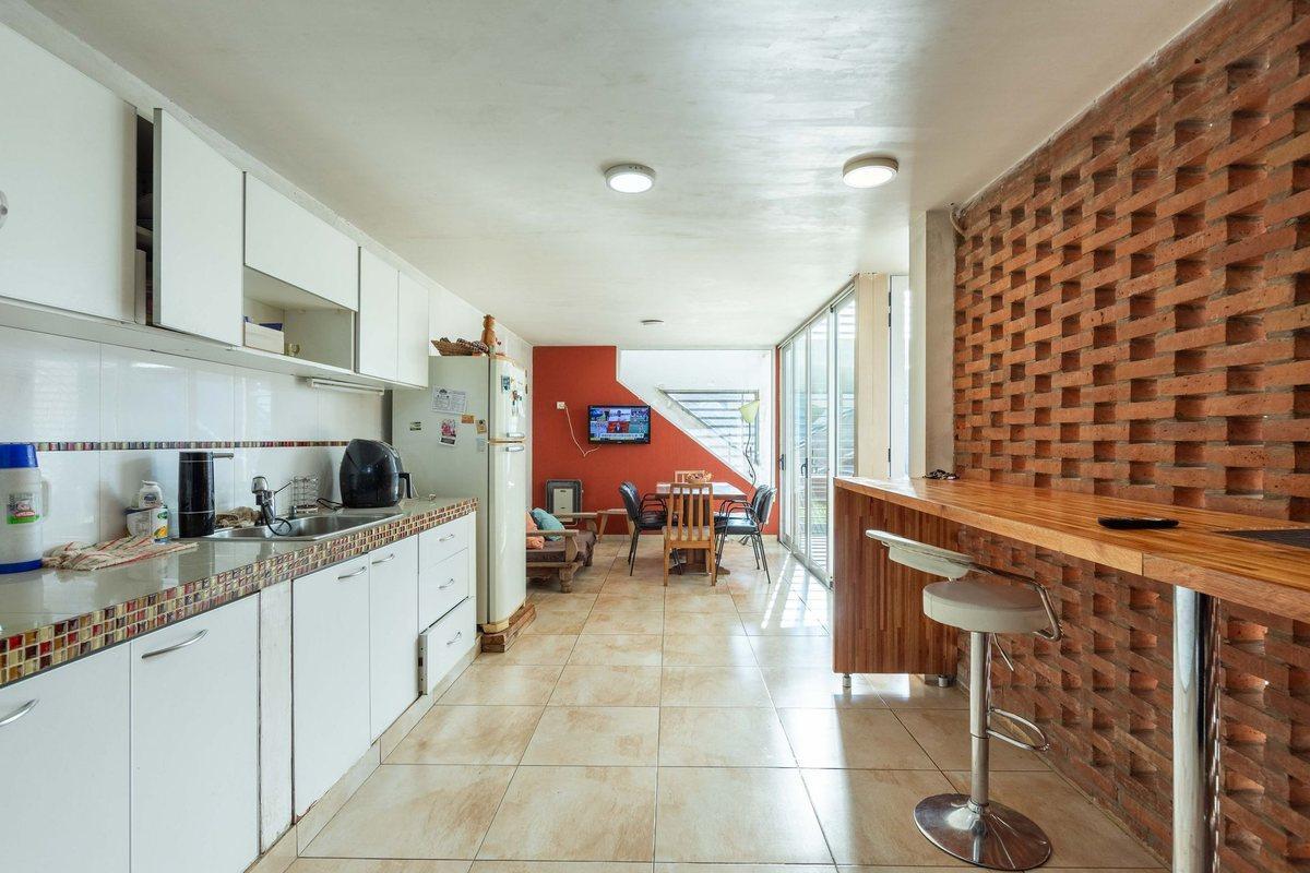 Foto de CASA EN VENTA LA PLATA COCHERA DOBLE Y PILETA, imagen 3