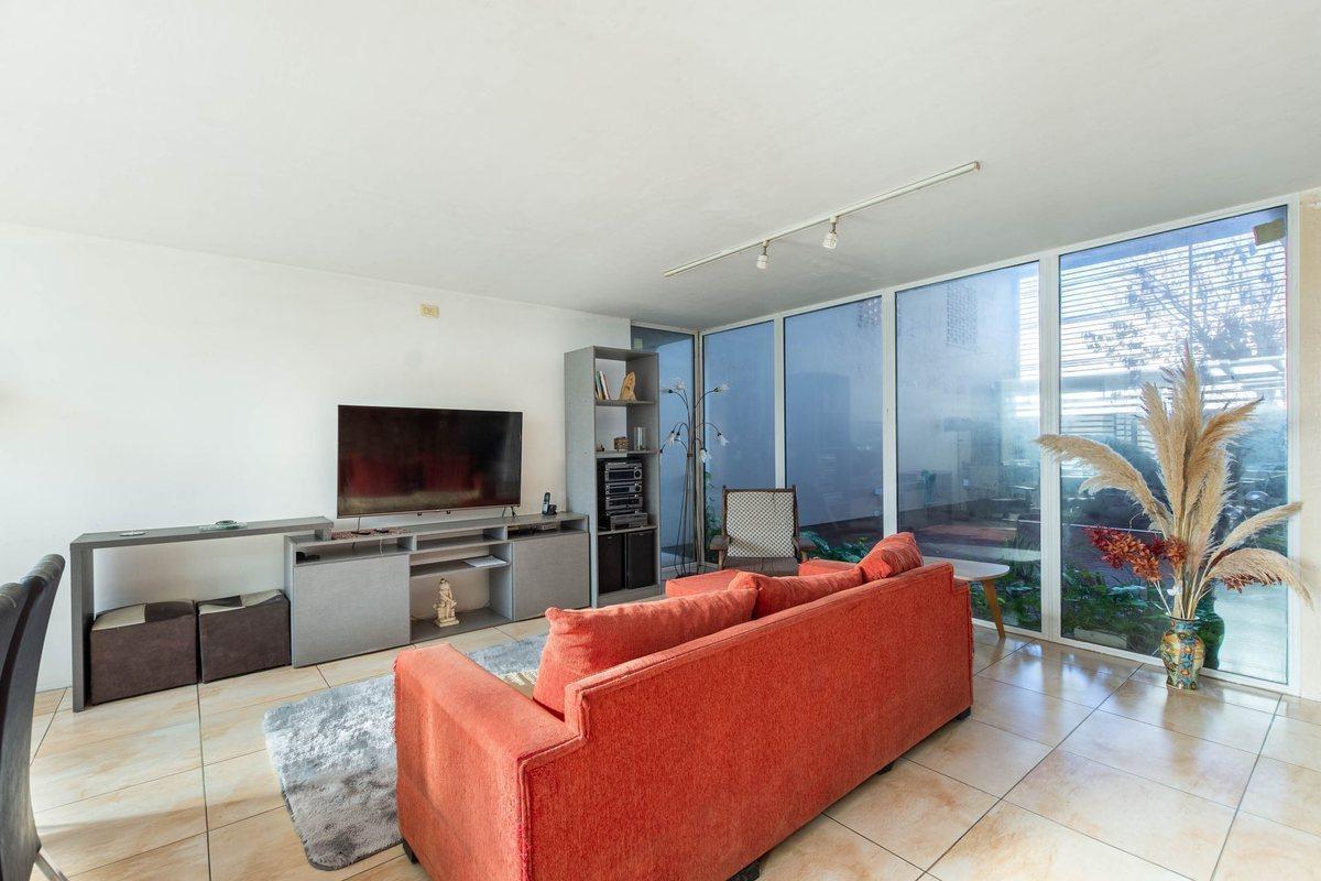 Foto de CASA EN VENTA LA PLATA COCHERA DOBLE Y PILETA, imagen 1