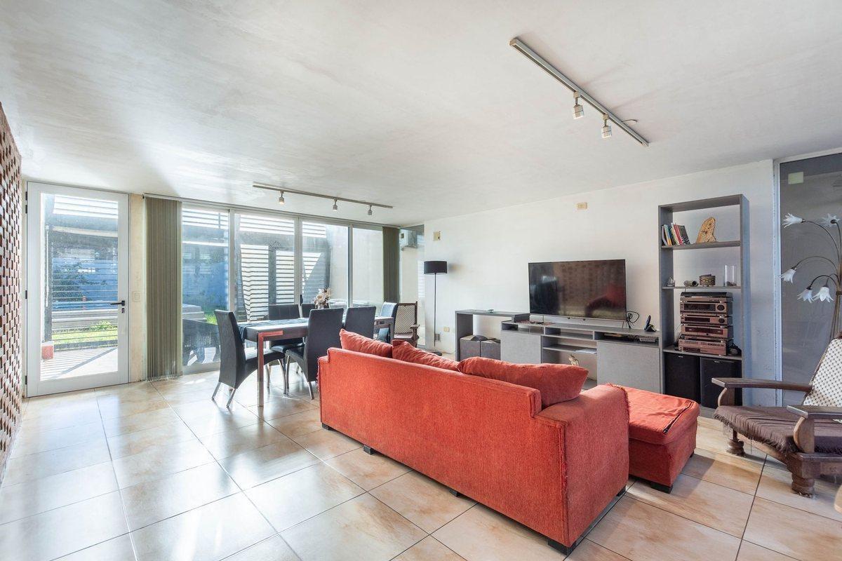 Foto de CASA EN VENTA LA PLATA COCHERA DOBLE Y PILETA, imagen 2