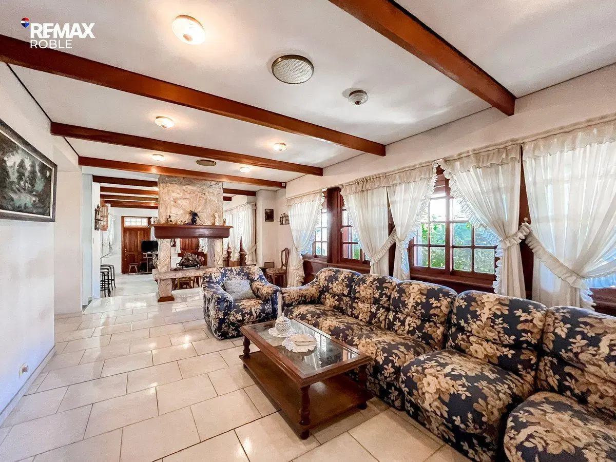 CASA EN VENTA LA LOMA LA PLATA 4 DORMITORIOS 4