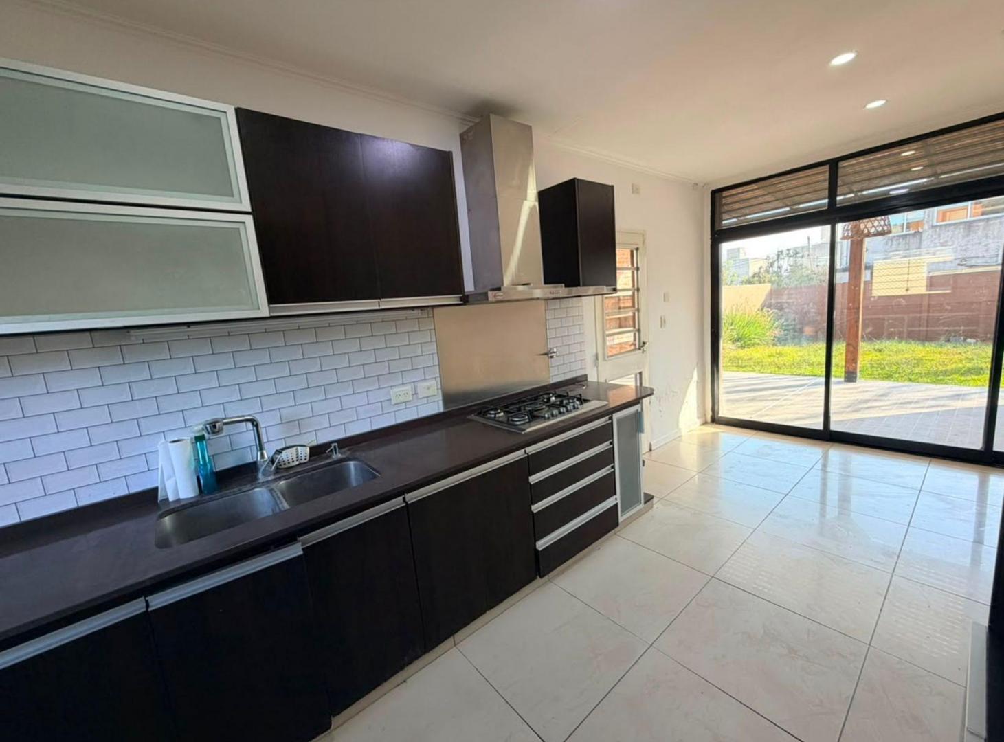 Foto de CASA EN VENTA EN CITY BELL 4 AMBIENTES COCHERAS, imagen 2