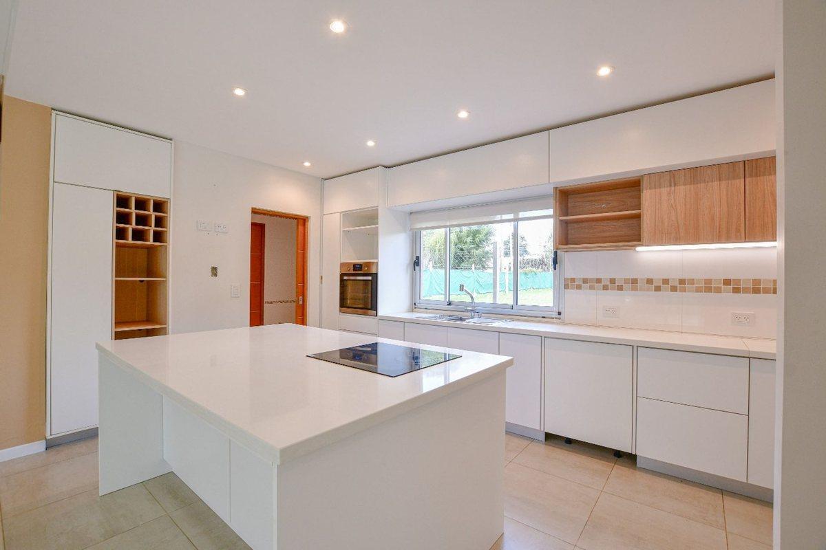 Foto de CASA EN VENTA EN CITY BELL 4 DORMITORIOS, imagen 1