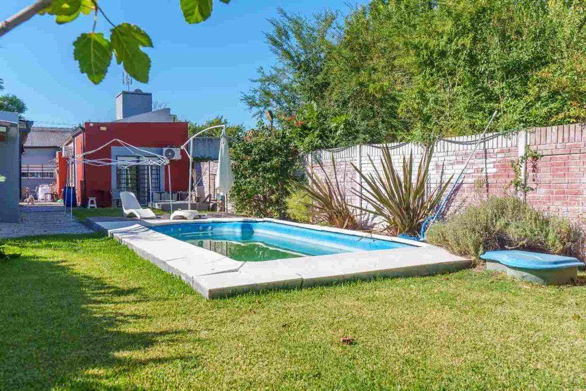 Foto de Casa venta La Plata. 3 dormitorios, parque, pileta, imagen 2