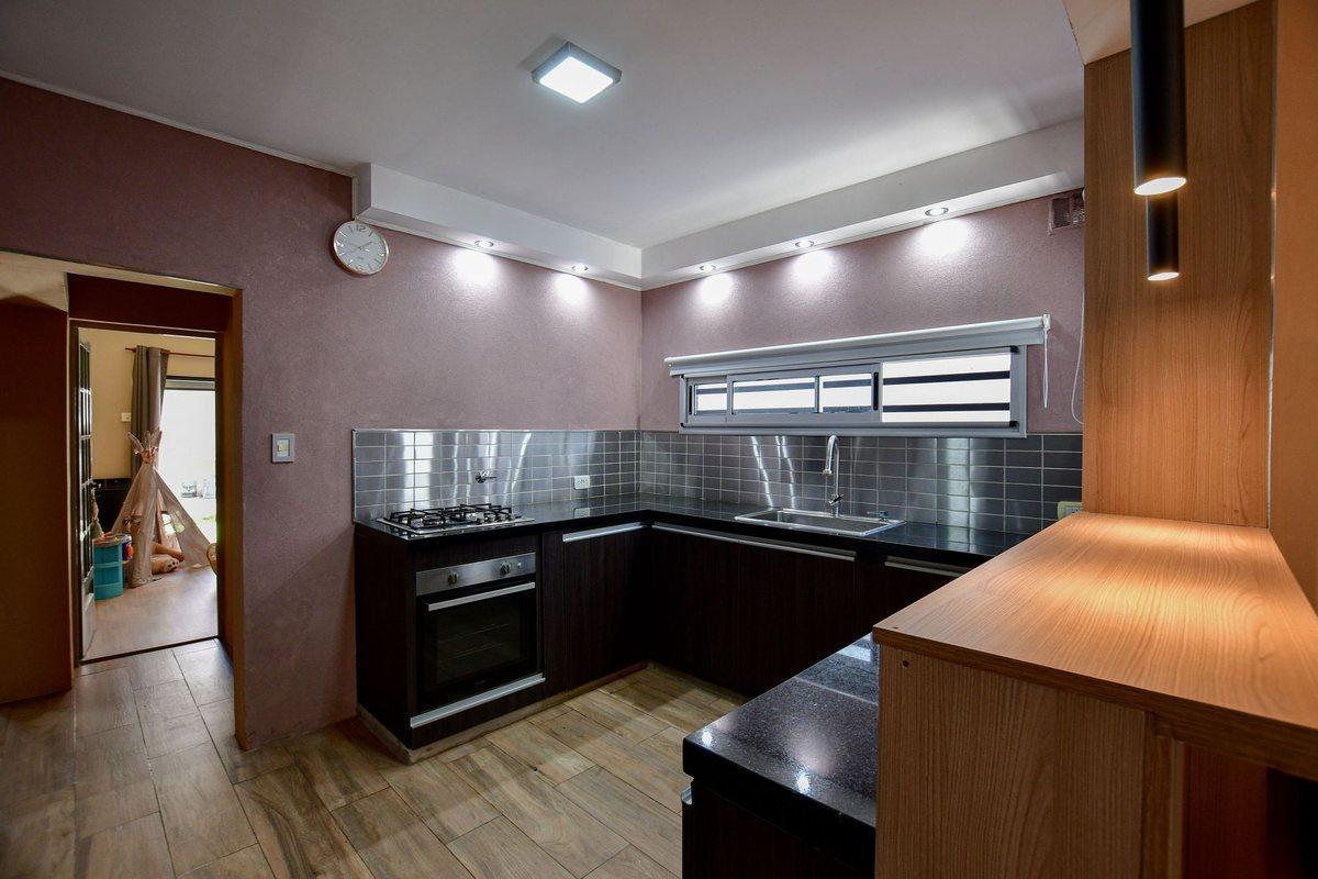 Foto de Casa en venta La Plata quincho, jardin y cochera, imagen 2