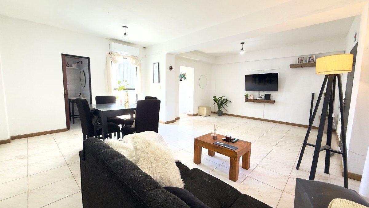 Foto de CASA VENTA LA PLATA 2 DORMITORIOS PATIO COCHERA, imagen 1