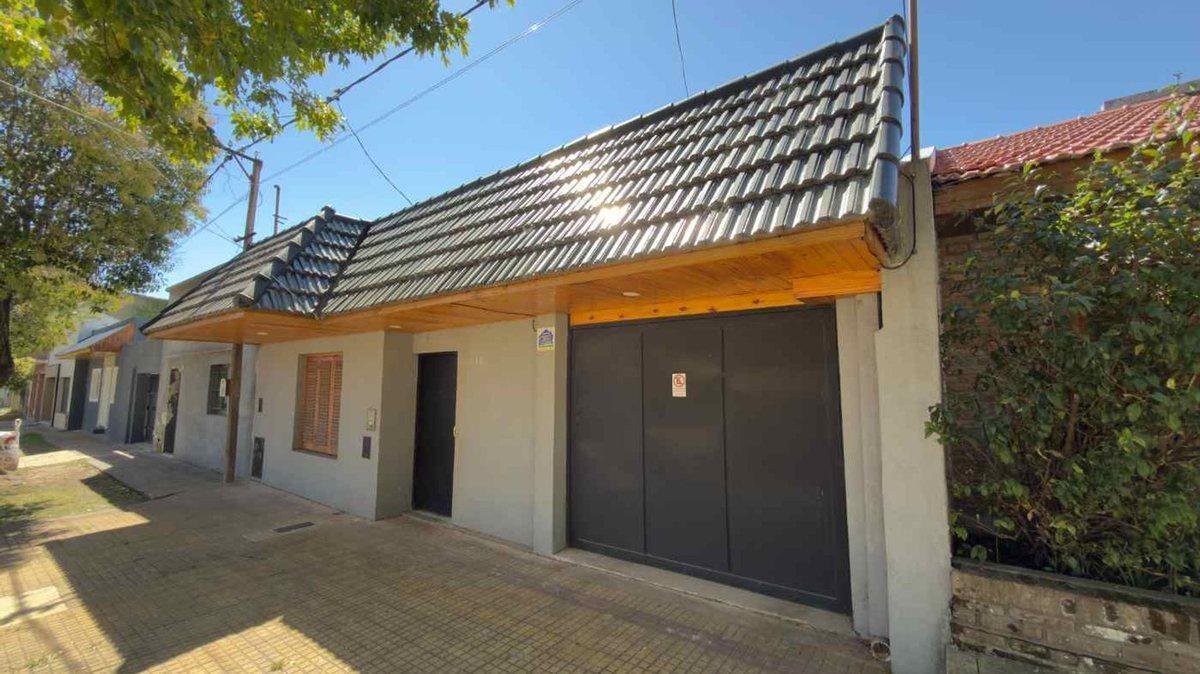 Foto de CASA VENTA LA PLATA 2 DORMITORIOS PATIO COCHERA, imagen 2