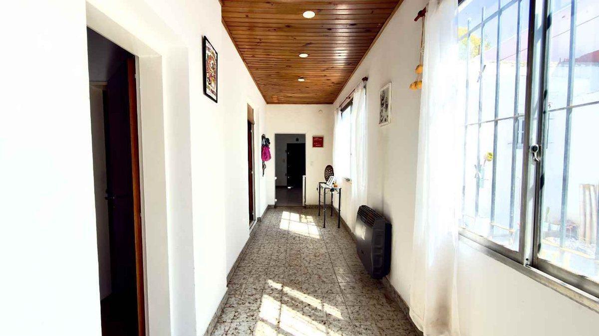 Foto de CASA VENTA LA PLATA 2 DORMITORIOS PATIO COCHERA, imagen 3