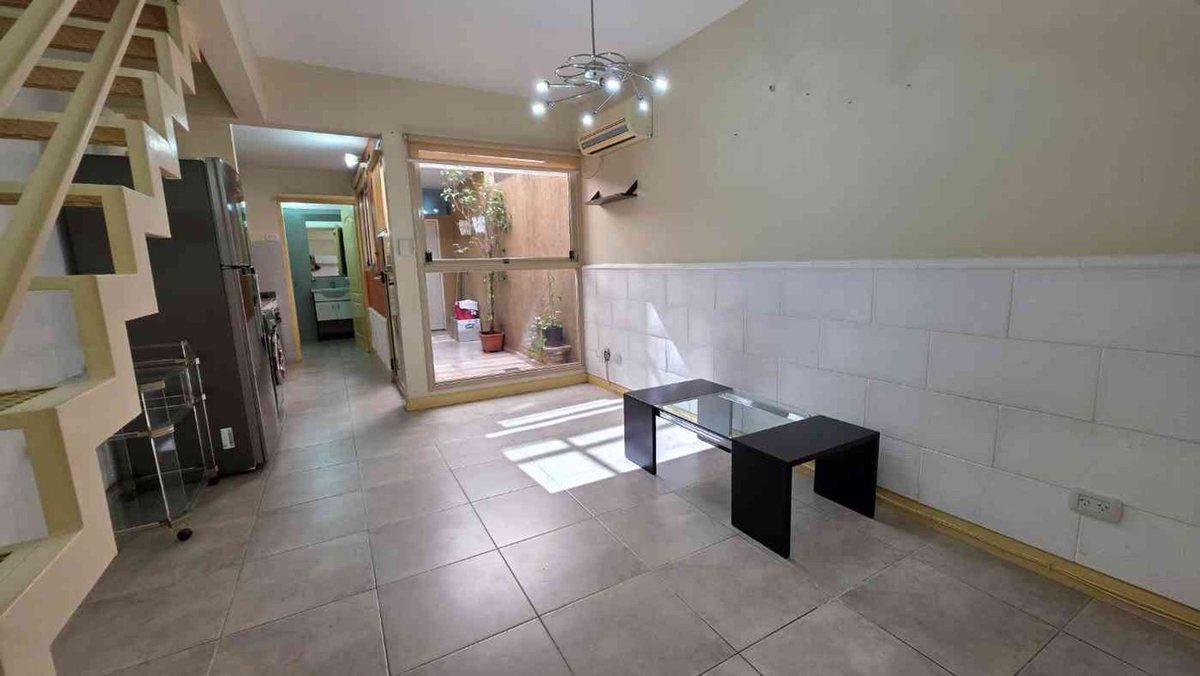 Foto de DEPARTAMENTO DÚPLEX EN VENTA FLORES 2 AMBIENTES, imagen 2