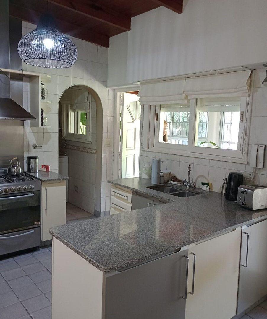 Foto de CASA VENTA LA PLATA 4 DORMITORIOS COCHERA PARQUE, imagen 4