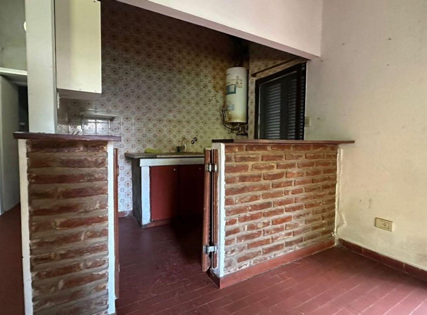Foto de Lote en venta con casa a refaccionar Gonnet, imagen 2