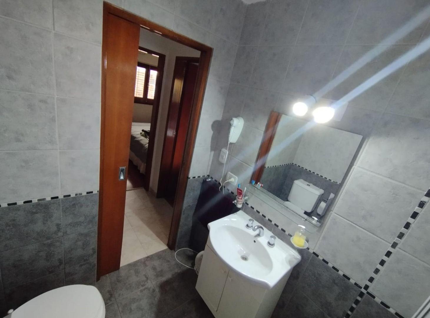 Foto de DUPLEX EN VENTA - LA PLATA PATIO PILETA COCHERA, imagen 3